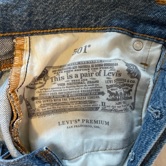 Levi’s 501 Jean Shorts - Picture 3 of 4